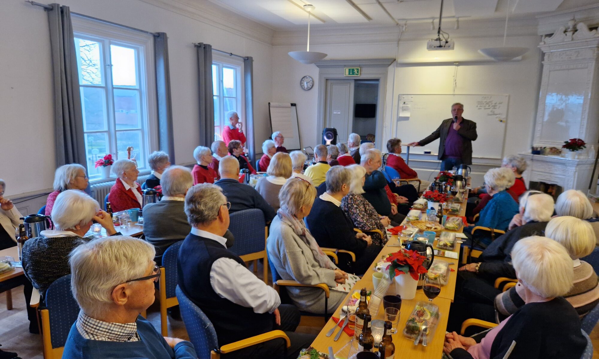 Medlemmar lyssnar på föreläsning