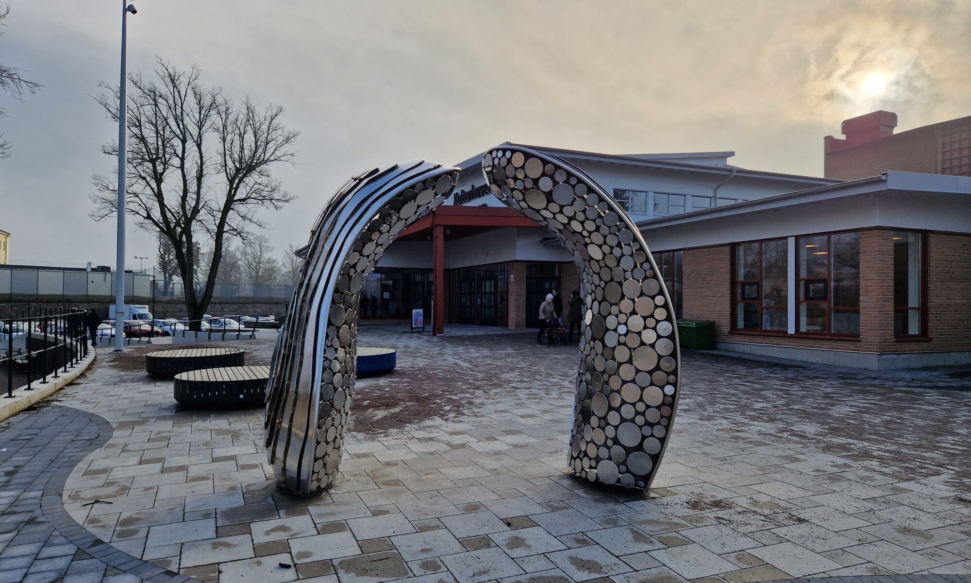 Skulptur och ingången till kulturcentret