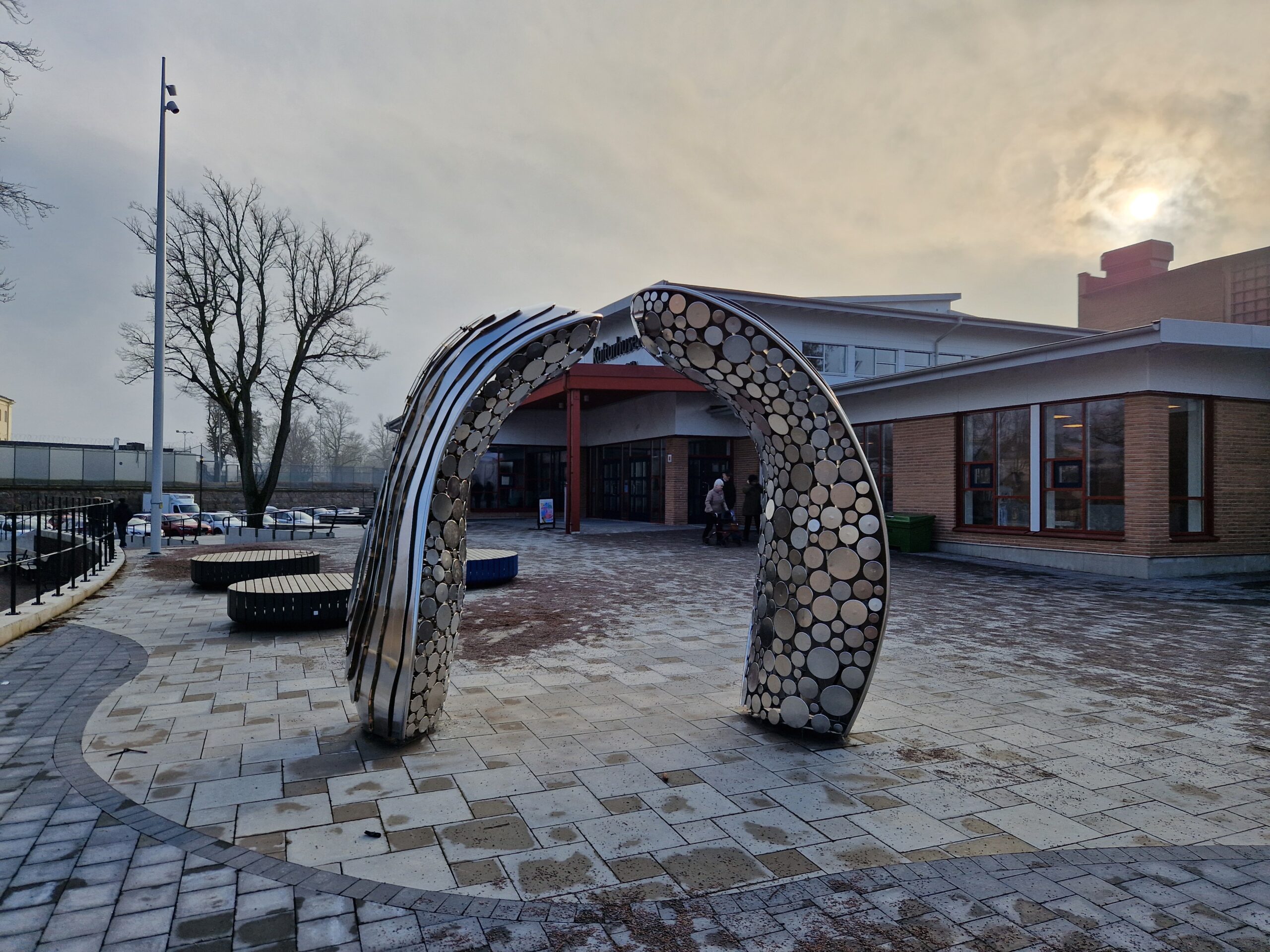 Skulptur och ingången till kulturcentret