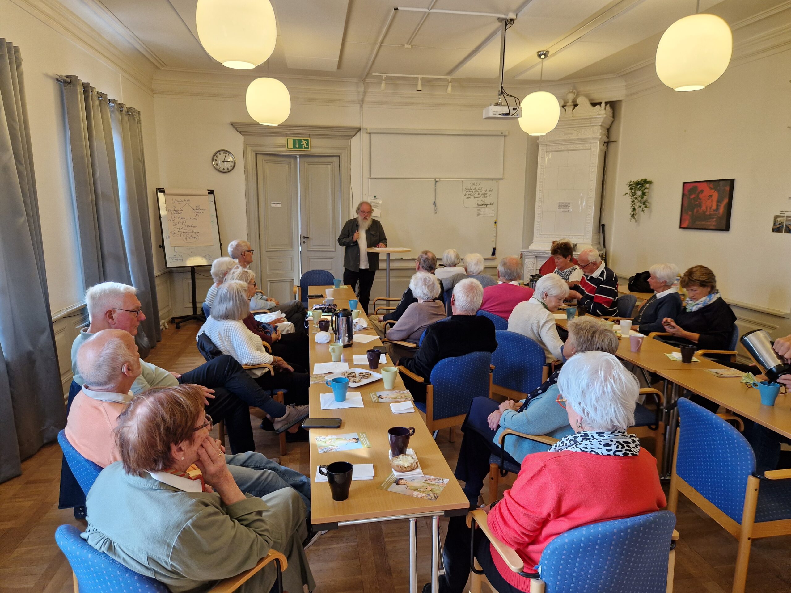 medlemmar lyssnar på föreläsning